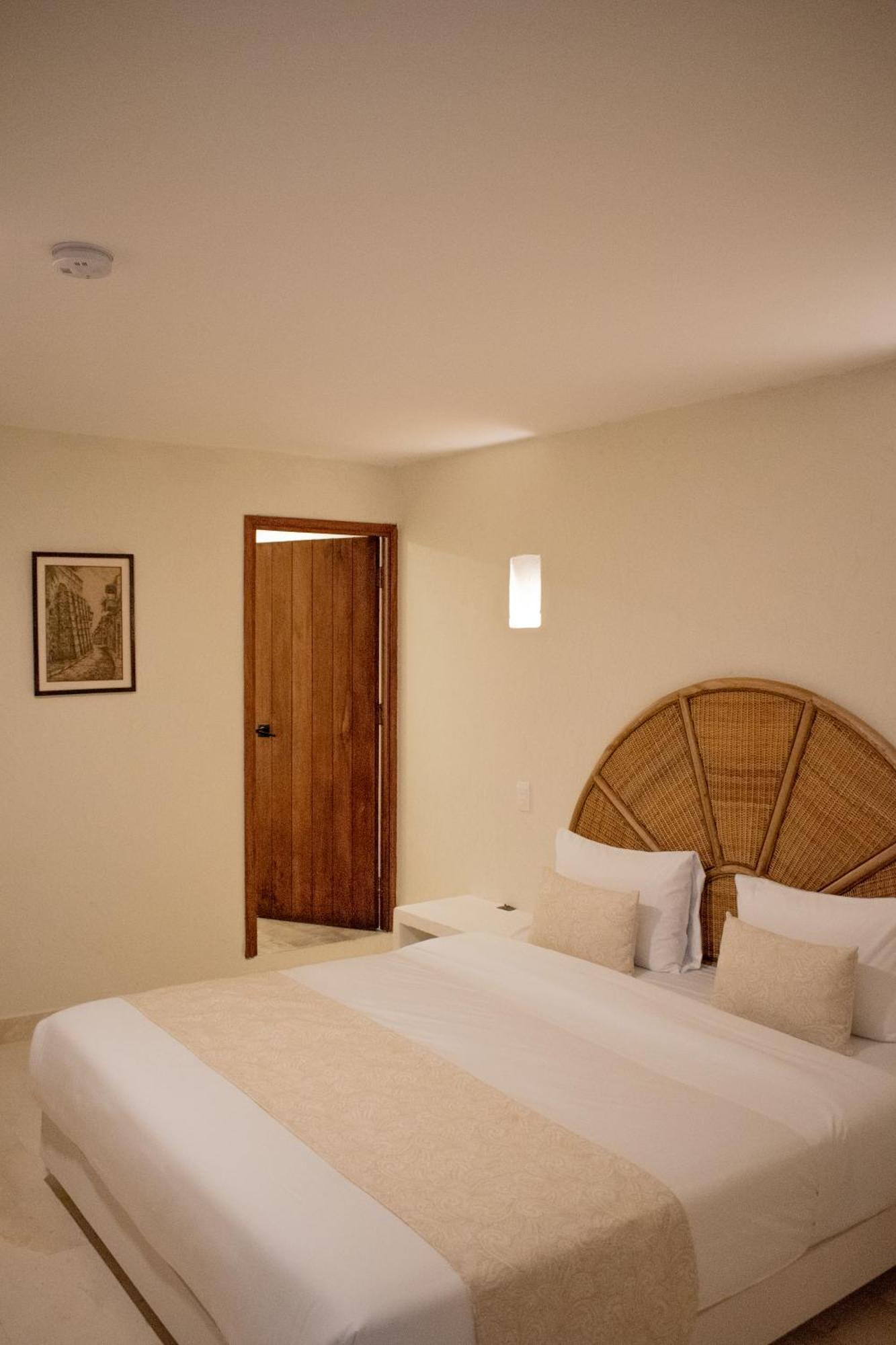 Habitación con cama extragrande.